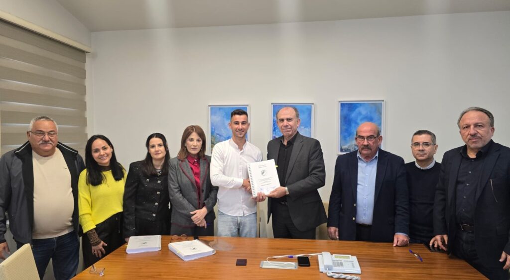 Υπεγράφη το συμβόλαιο για τη διαμόρφωση τριών συμβολών και τοποθέτηση φώτων τροχαίας στη Λεωφόρο Ελλάδος  (φώτο)