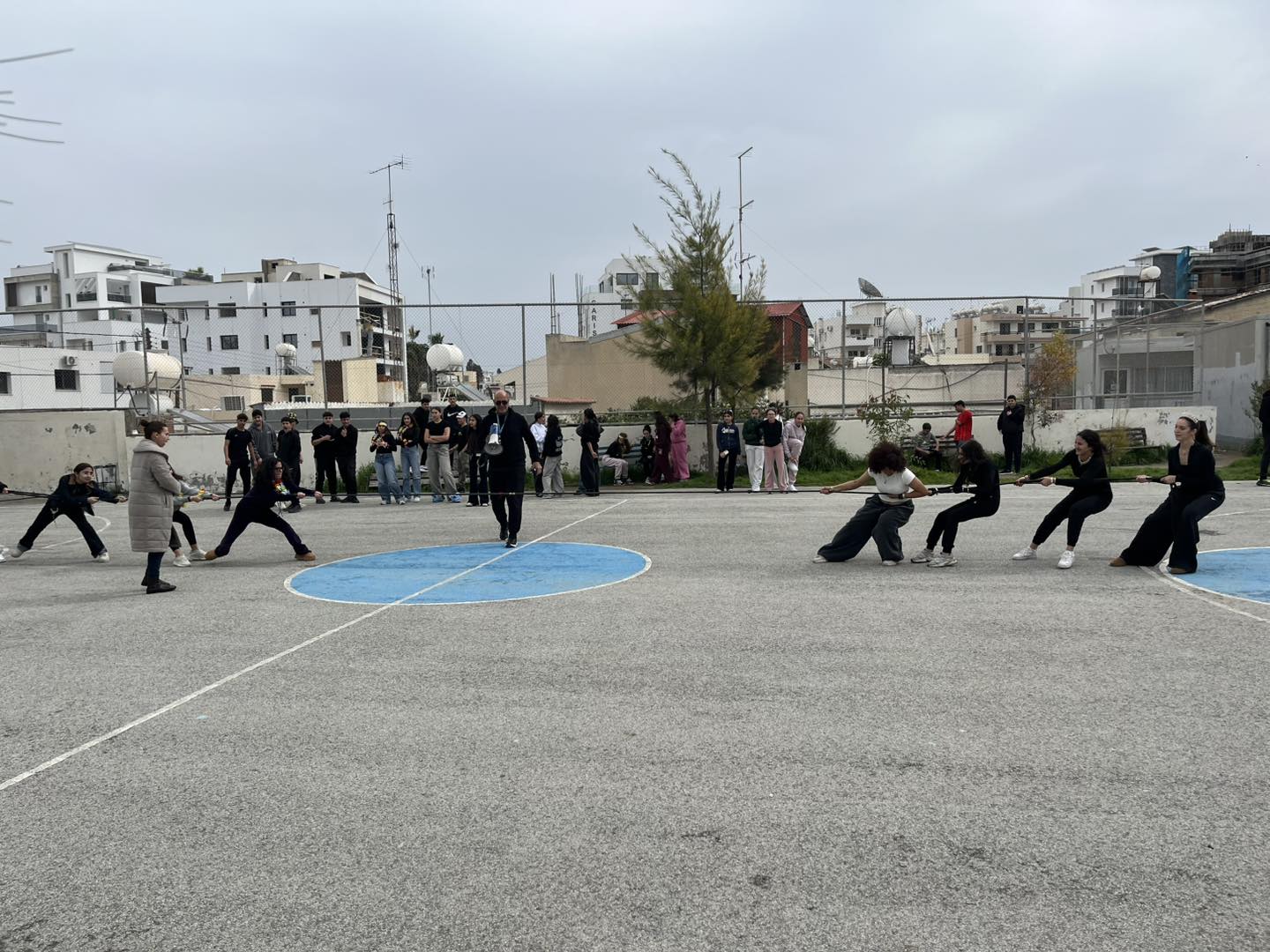 Η μέρα της Τσικνοπέμπτης στο Γυμνάσιο Δροσιάς γέμισε χαμόγελα, γέλια και όμορφες στιγμές  (φώτο)