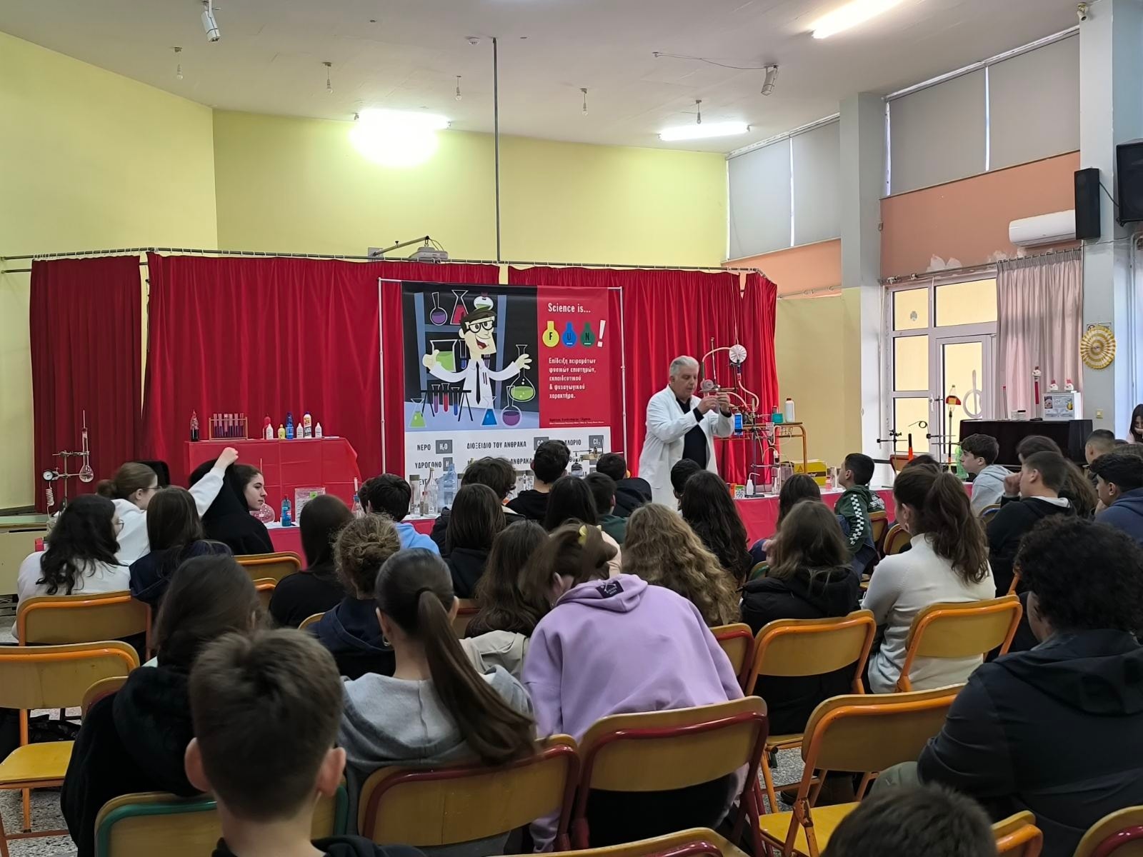 Μαθητές/τριες του Γυμνασίου Βεργίνας στη Λάρνακα, παρακολούθησαν πειράματα Φυσικής στο 5ο Γυμνάσιο Αμαρουσίου  (φώτο)