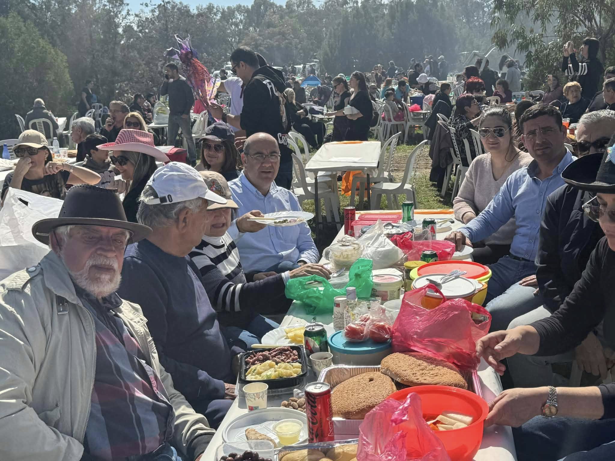 «Έκοψαν τη μούττη» της Σαρακοστής οι Λάρνακεις στο Τεκκέ  (φώτο)