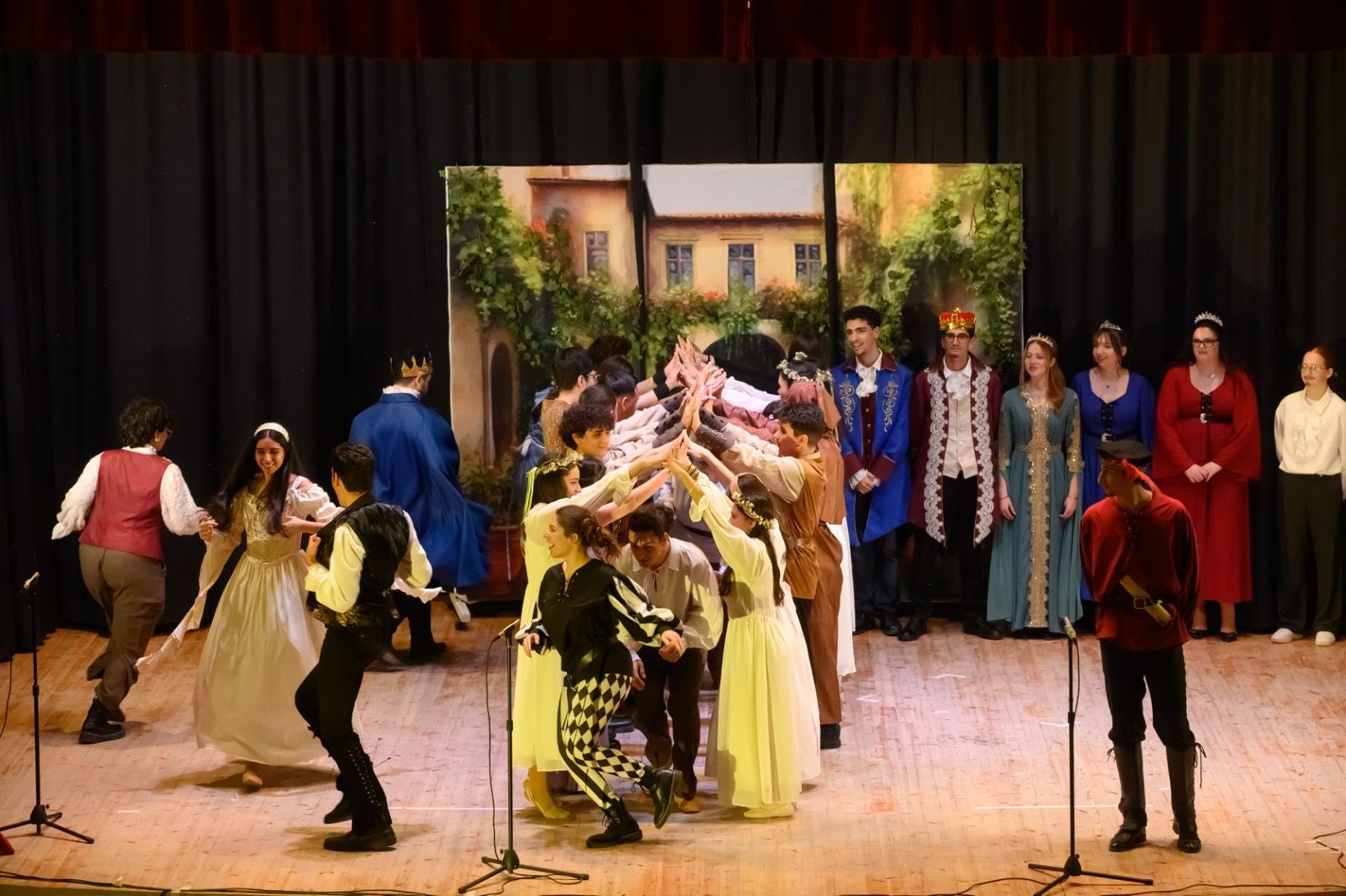 Με απόλυτη επιτυχία η θεατρική βραδιά των τριών Λυκείων της Λάρνακας, εμπνευσμένη από τα διαχρονικά έργα του Ουίλιαμ Σαίξπηρ  (φώτο)