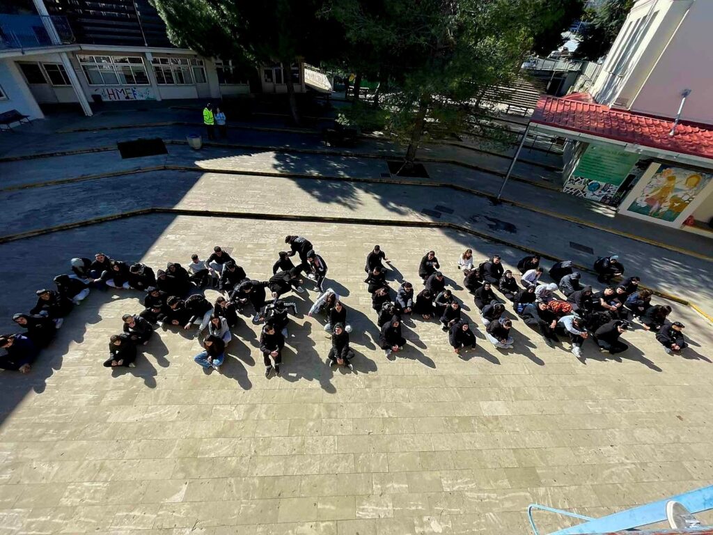 Οι μαθητές και οι μαθήτριες του Περιφερειακού Γυμνασίου και Λυκείου Λευκάρων, τίμησαν τη μνήμη των θυμάτων της τραγωδίας των Τεμπών με έναν συμβολικό τρόπο (φώτο)