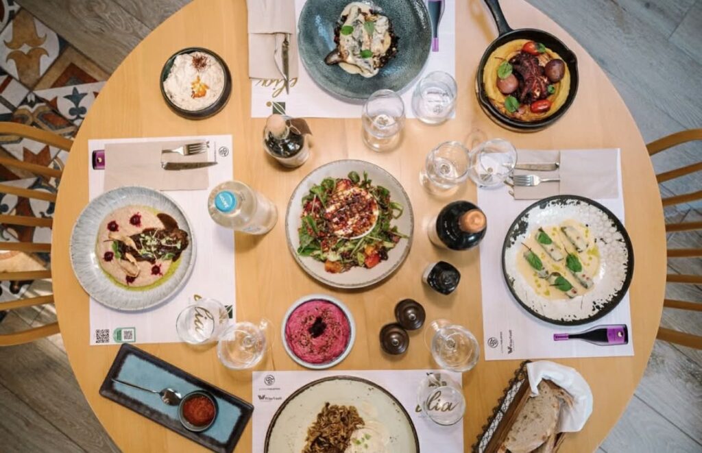 Πάμε για μεσογειακές γεύσεις σε μια ατμοσφαιρική αυλή