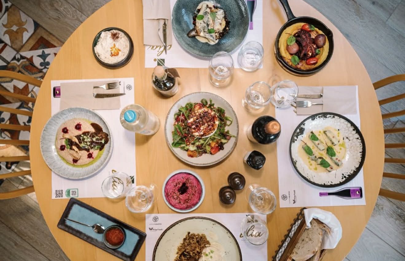 Πάμε για μεσογειακές γεύσεις σε μια ατμοσφαιρική αυλή