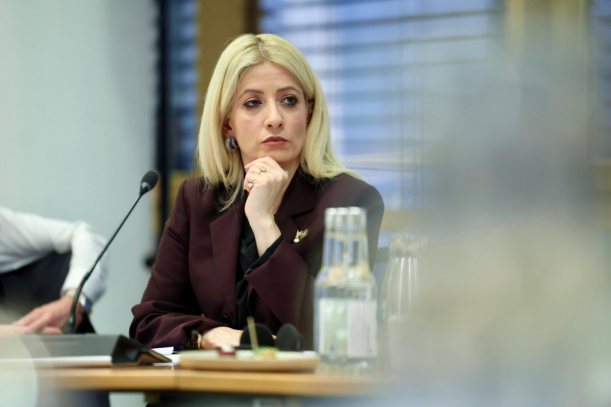 Πρωί-πρωί η Αννίτα στη Λάρνακα για να δει κτηνοτρόφους στην ΣΟΠΑΖ