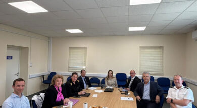 Ο Υπουργός Δικαιοσύνης συναντήθηκε με αξιωματούχους Βρετανικών Βάσεων στη Δεκέλεια