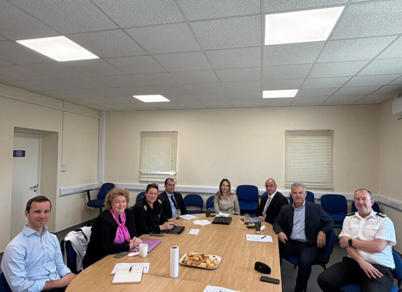 Ο Υπουργός Δικαιοσύνης συναντήθηκε με αξιωματούχους Βρετανικών Βάσεων στη Δεκέλεια