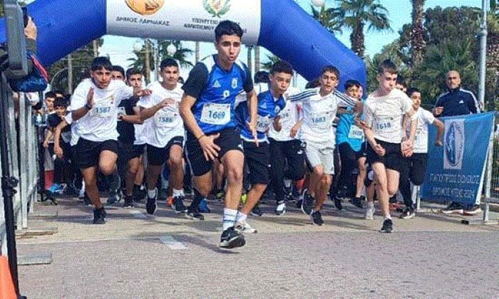 &Kappa;&lambda;&epsilon;ί&nu;&epsilon;&iota; &eta; &Lambda;&epsilon;&omega;&phi;ό&rho;&omicron;&sigmaf; &Alpha;&theta;&eta;&nu;ώ&nu; &sigma;&tau;&iota;&sigmaf; &Phi;&omicron;&iota;&nu;&iota;&kappa;&omicron;ύ&delta;&epsilon;&sigmaf; &gamma;&iota;&alpha; &tau;&omicron;&nu; &Pi;&alpha;&gamma;&kappa;ύ&pi;&rho;&iota;&omicron; &Sigma;&chi;&omicron;&lambda;&iota;&kappa;ό &Alpha;&gamma;ώ&nu;&alpha; &laquo;&Delta;&rho;ό&mu;&omicron;&upsilon; &Upsilon;&gamma;&epsilon;ί&alpha;&sigmaf;&raquo; &tau;&eta;&nu; &Tau;&epsilon;&tau;ά&rho;&tau;&eta;, 4 &Phi;&epsilon;&beta;&rho;