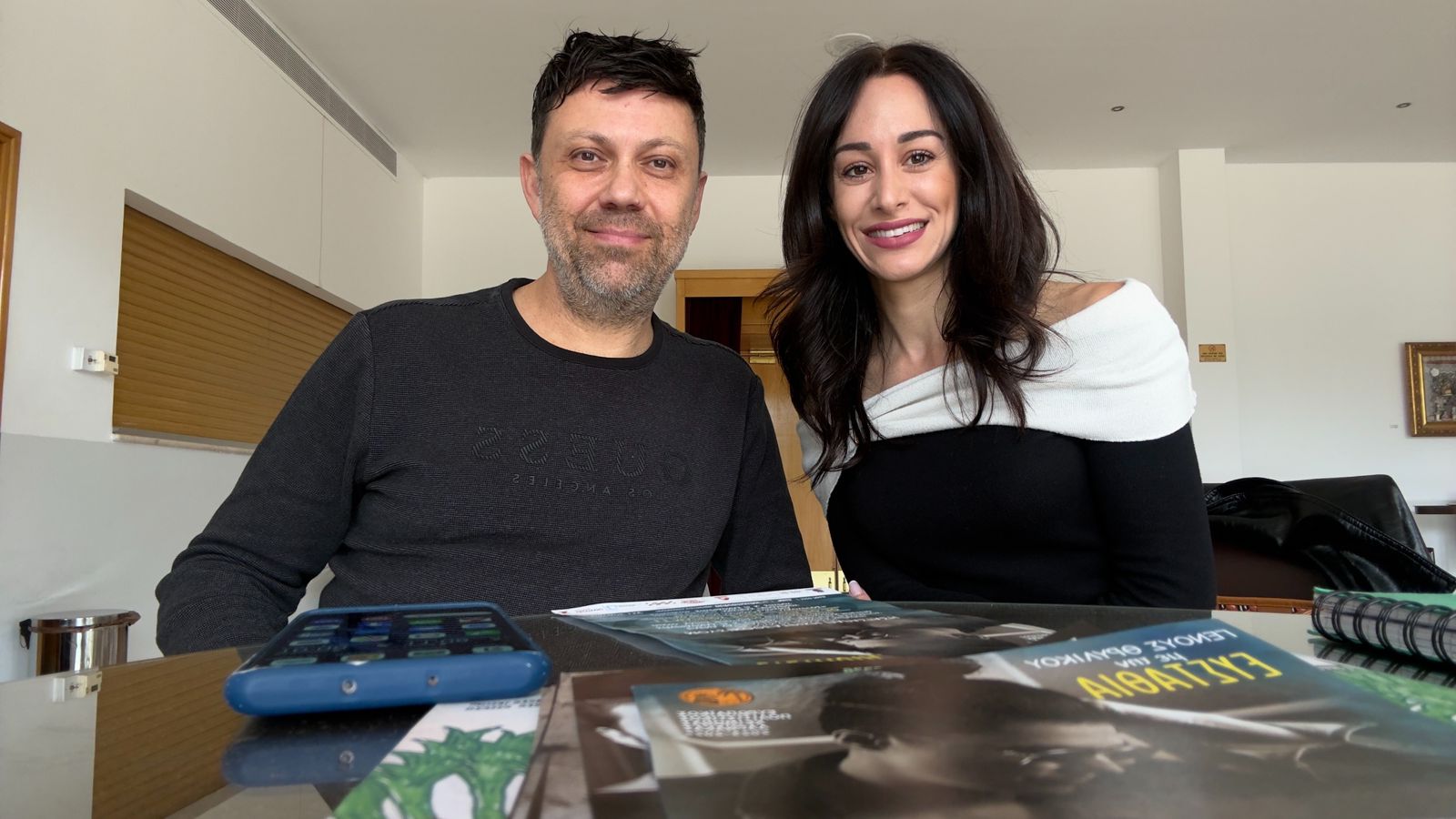 Ο Ανδρέας Γερολέμου στο LarnakaOnline για τη μουσικοθεατρική παράσταση «Γένους Θρυλικού» στη Λάρνακα