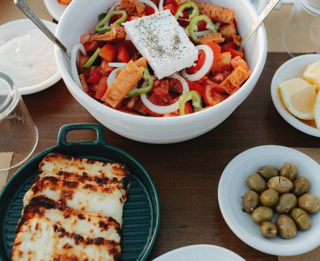 Πάμε στο χωριό για πλούσιο μεζέ δίπλα στο τζάκι