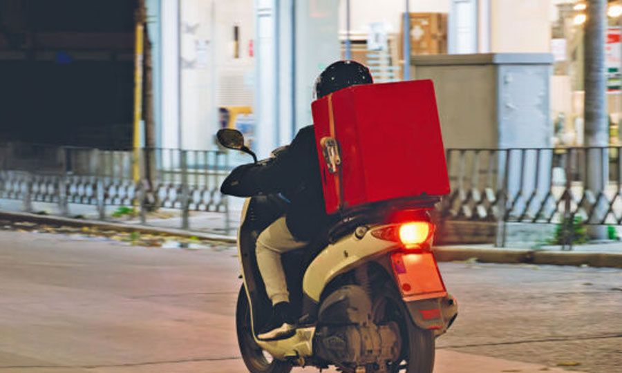 Στιγμές τρόμου για διανομέα φαγητού: Κουκουλοφόροι τον απείλησαν με μαχαίρια και τον λήστεψαν