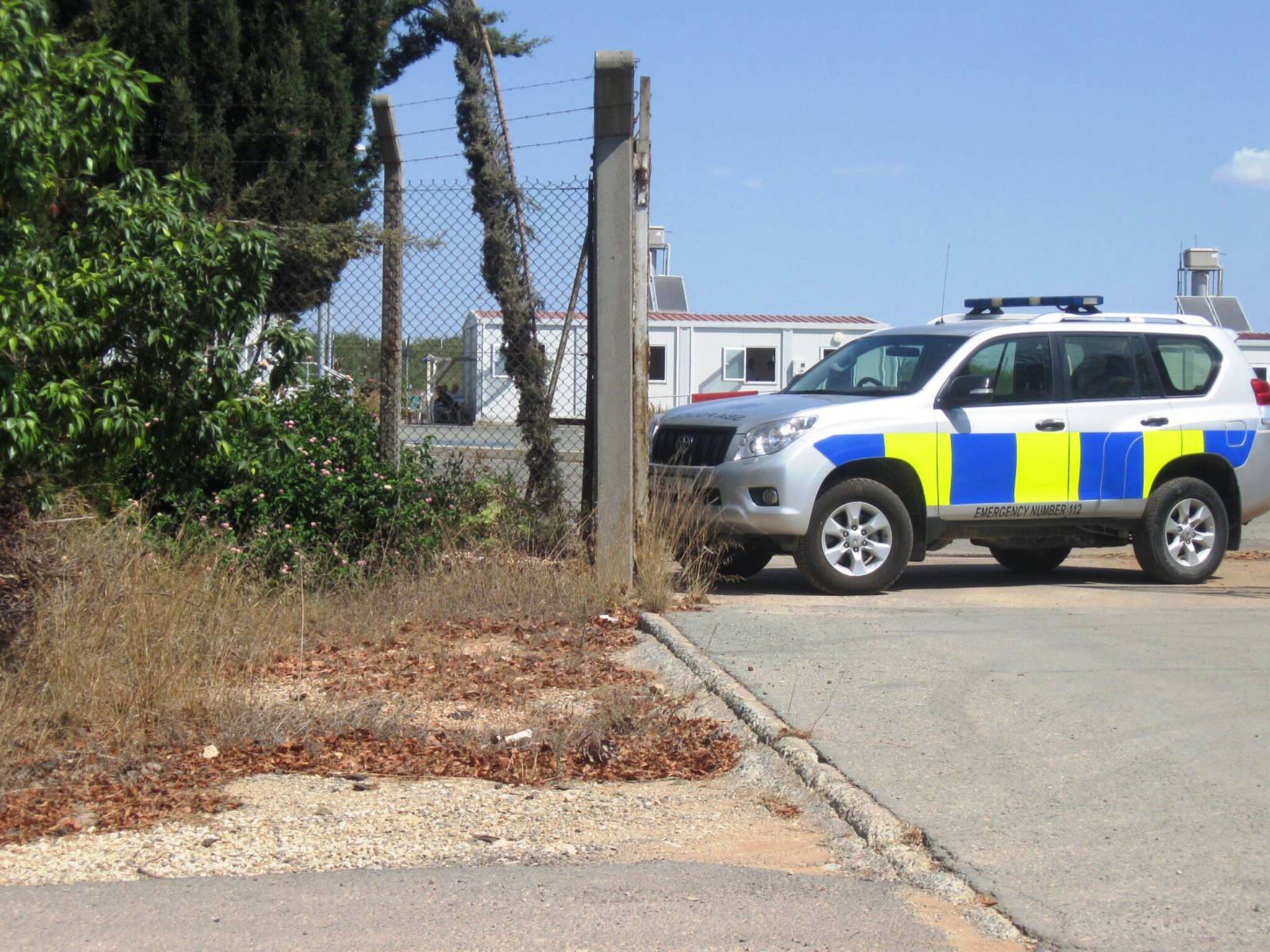 Οδηγούσε κλοπιμαίο αυτοκίνητο υπό την επήρεια κοκτέιλ ναρκωτικών και προσέκρουσε σε περιπολικό των Βάσεων- Αντιμέτωπος με σωρεία αδικημάτων ενώπιον του Δικαστηρίου Δεκέλειας