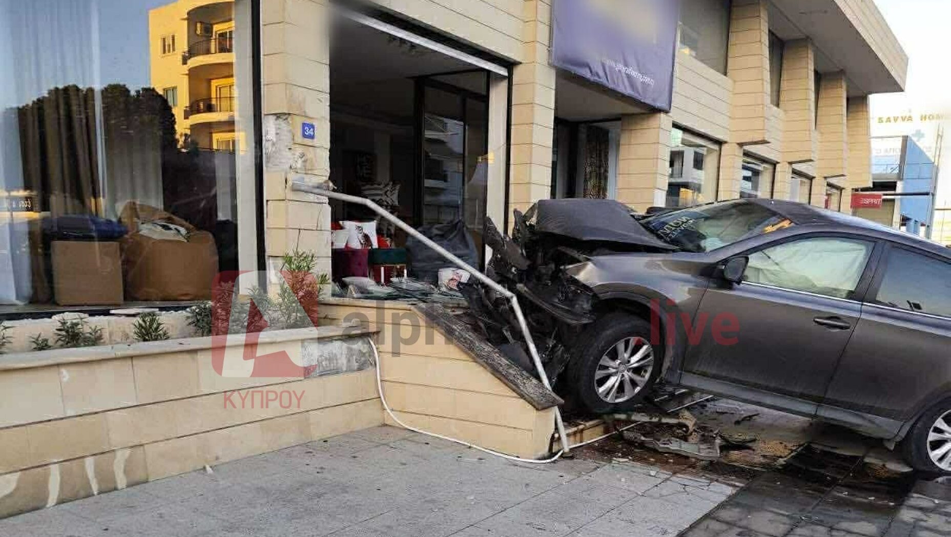 Όχημα «κάρφωσε» στα σκαλιά καταστήματος στην Έγκωμη