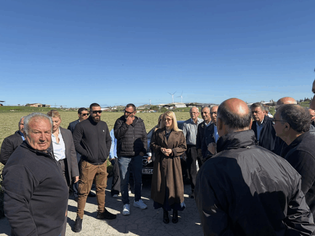 Στις κόκκινες περιοχές της Λάρνακας η Αννίτα Δημητρίου όπου μίλησε με κτηνοτρόφους (φώτο)