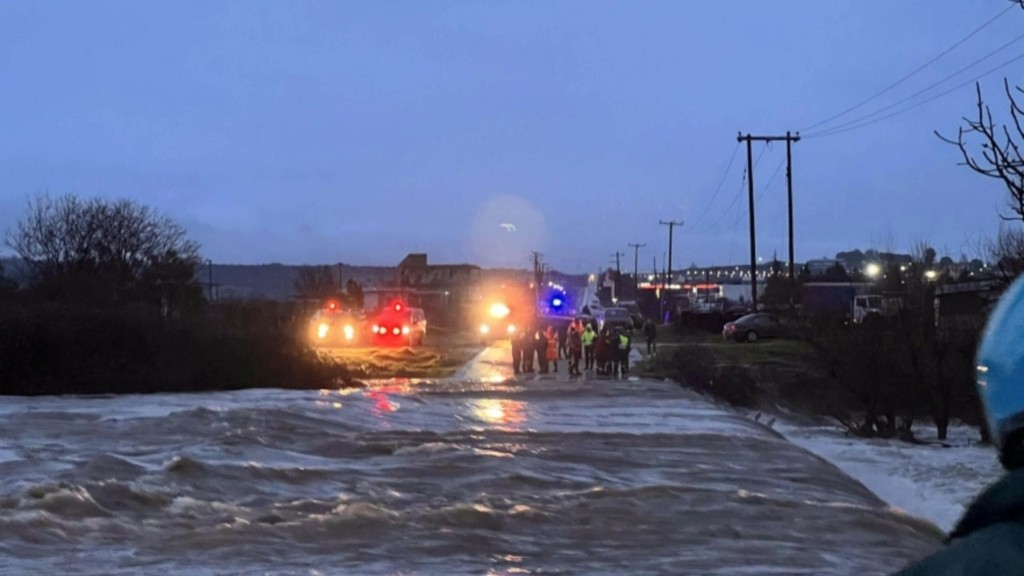 Φονική κακοκαιρία στην Ελλάδα: Οδηγός παρασύρθηκε από τα ορμητικά νερά (ΒΙΝΤΕΟ)