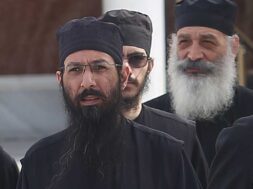 moni-avvakoum-psaxnoyn-ton-agiografo-oi-anakrites-erevnew-piathanon-stin-ellada