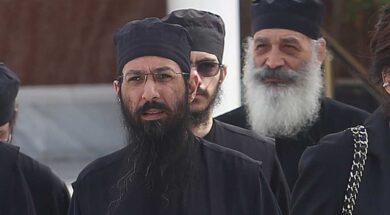 moni-avvakoum-psaxnoyn-ton-agiografo-oi-anakrites-erevnew-piathanon-stin-ellada