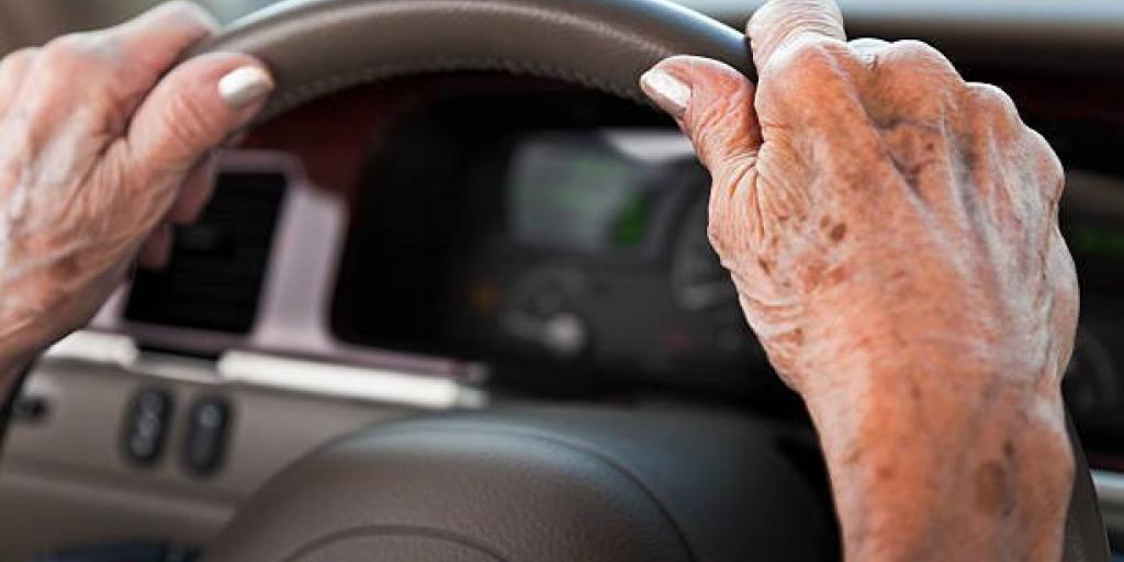 Οδηγοί άνω των 70 ετών: «Εξευτελιστικός ρατσισμός τα υπέρογκα ασφάλιστρα»