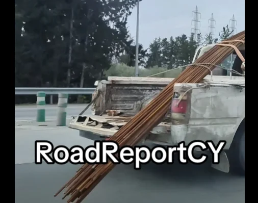 Επικίνδυνο φορτίο με χαλύβδινες ράβδους στον αυτο/δρομο  (βίντεο)