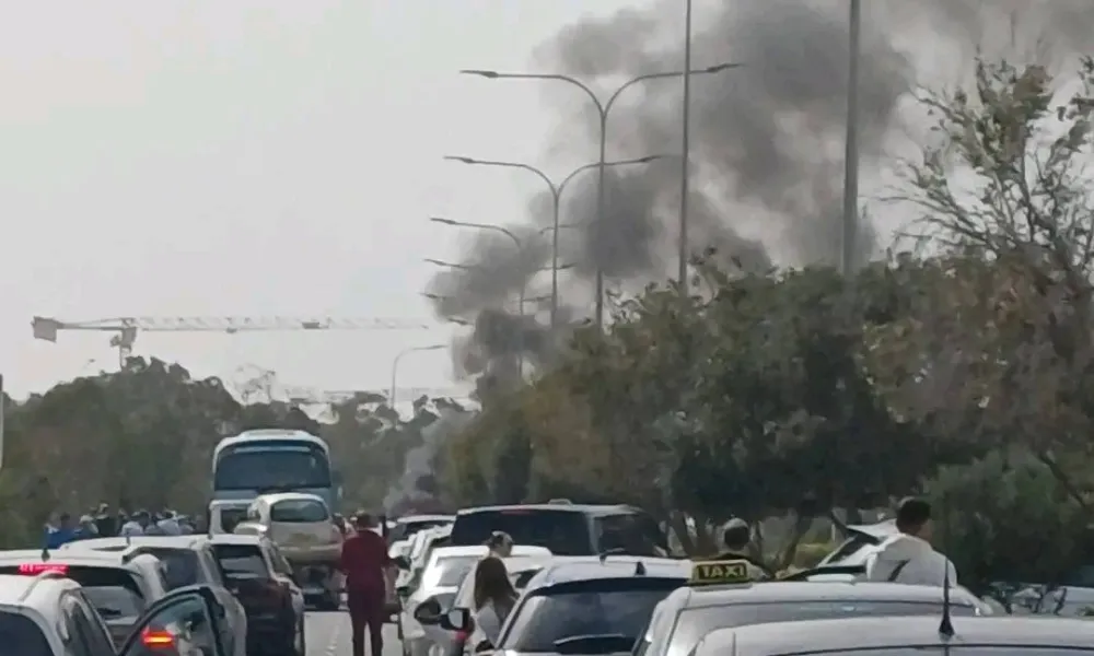 Λάρνακα: Πυρκαγιά σε όχημα εν κινήσει στην περιοχή Τεκκέ (φώτο)