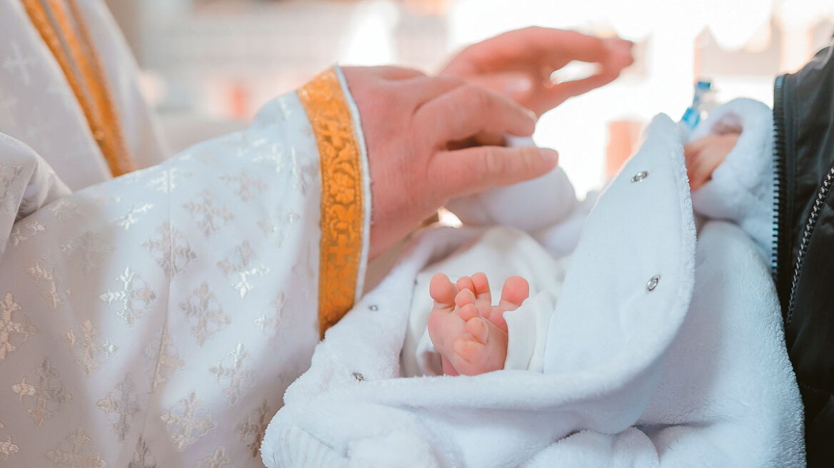 Βάφτισαν μωρό από το Καμερούν ως «Κυπριόπουλο» και μοίρασαν τα κέρδη