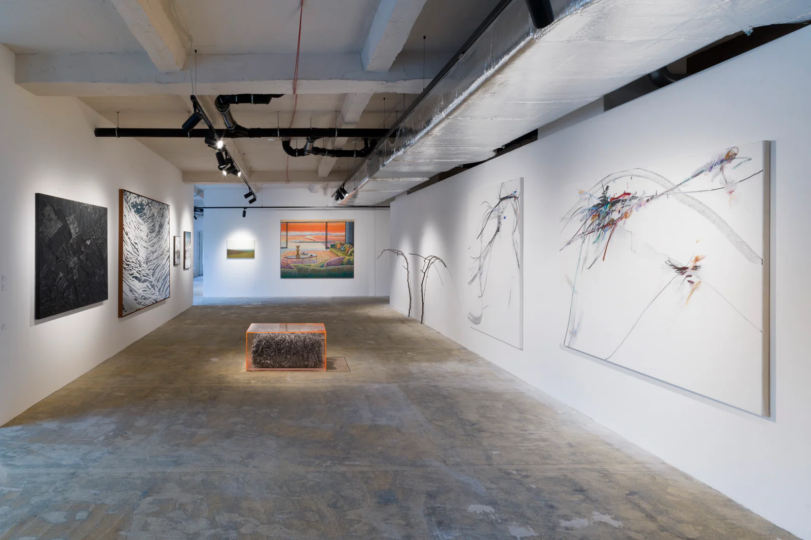 Female Remains: Ομαδική έκθεση στο Start Café φέρνει στο προσκήνιο το γυναικείο σώμα ως μνήμη και εμπειρία