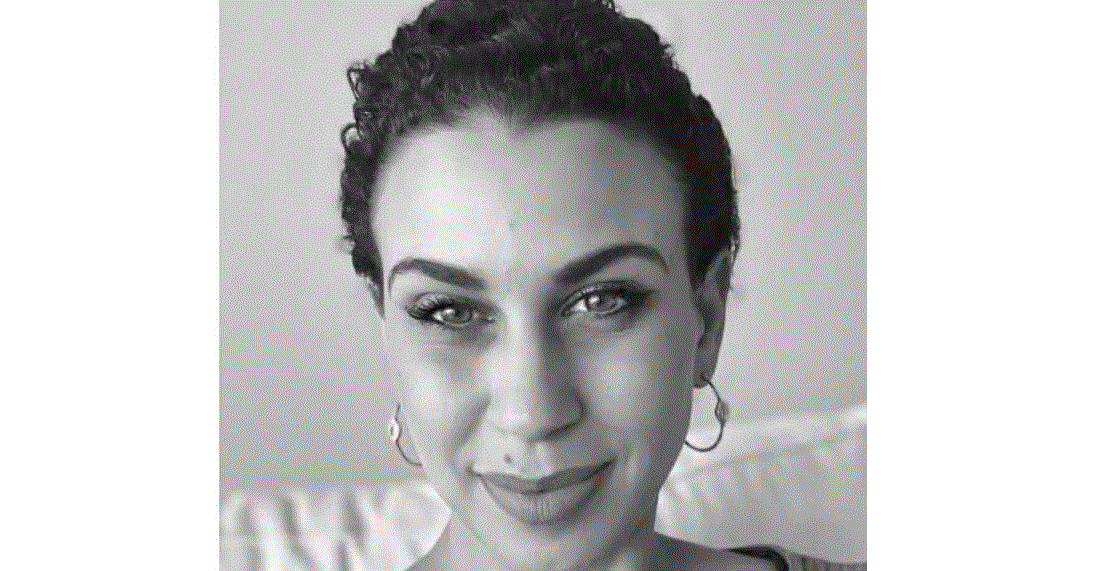 Μαρία Κούβαρου: Η φωνή που μετατρέπει τον λόγο σε ζωντανή εμπειρία στη μουσική παράσταση «Γυναίκα Εγώ»