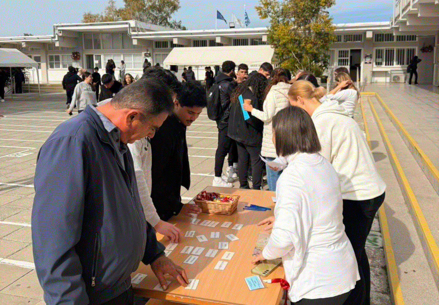 Το Λύκειο Μακαρίου Γ’ στη Λάρνακα γιόρτασε την Παγκόσμια Ημέρα Ελληνικής Γλώσσας με παιχνίδια γλωσσικού εμπλουτισμού  (φώτο)