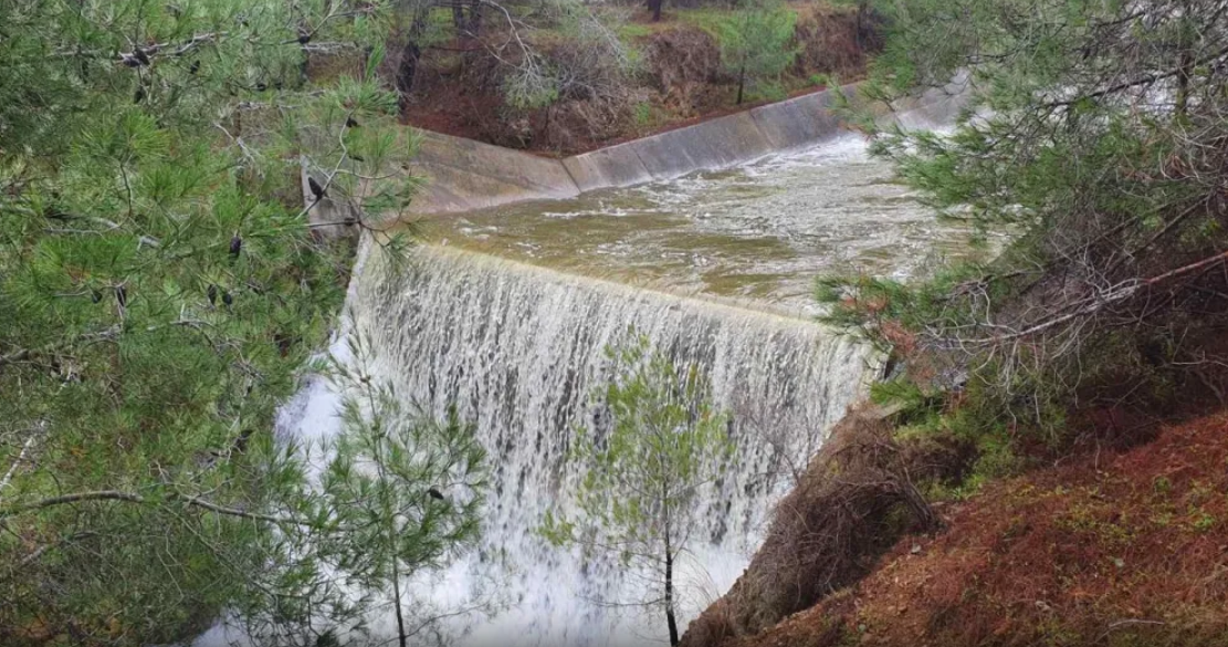 Υπερχείλισαν φράγματα, έτρεξαν οι ποταμοί – Εικόνες ελπίδας στα μικρά, ανησυχία για τα μεγάλα (βίντεο)