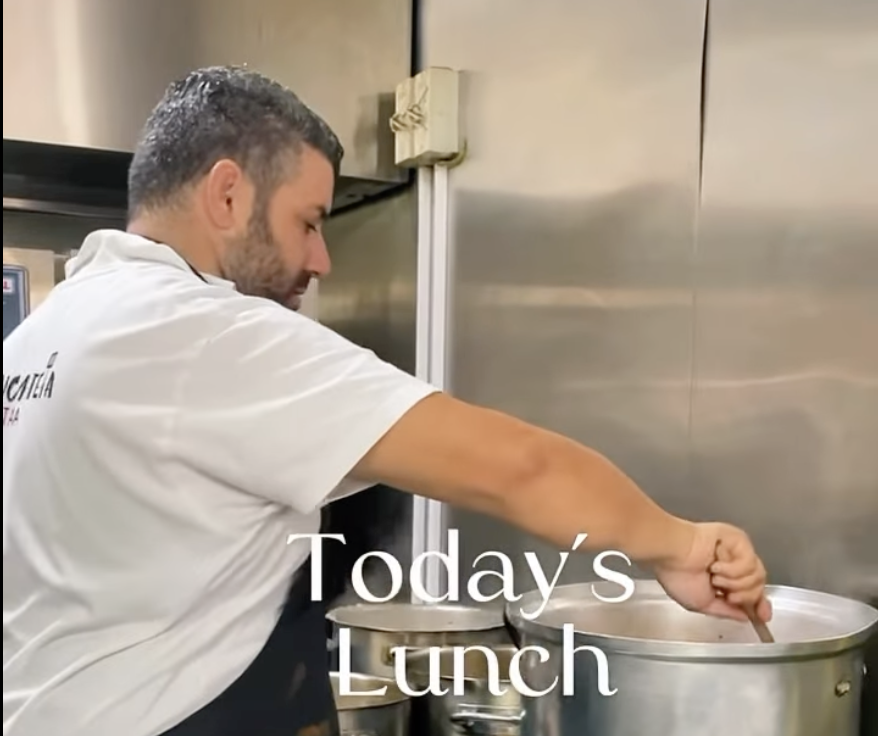 &Omicron; &Sigma;&tau;έ&lambda;&iota;&omicron;&sigmaf; &Pi;&alpha;&tau;&sigma;&alpha;&lambda;ό&sigmaf; &kappa;&alpha;&iota; &eta; &kappa;&alpha;&theta;&eta;&mu;&epsilon;&rho;&iota;&nu;ή &ldquo;&mu;&alpha;&gamma;&epsilon;ί&alpha;&rdquo; &sigma;&tau;&eta; &kappa;&omicron;&upsilon;&zeta;ί&nu;&alpha;