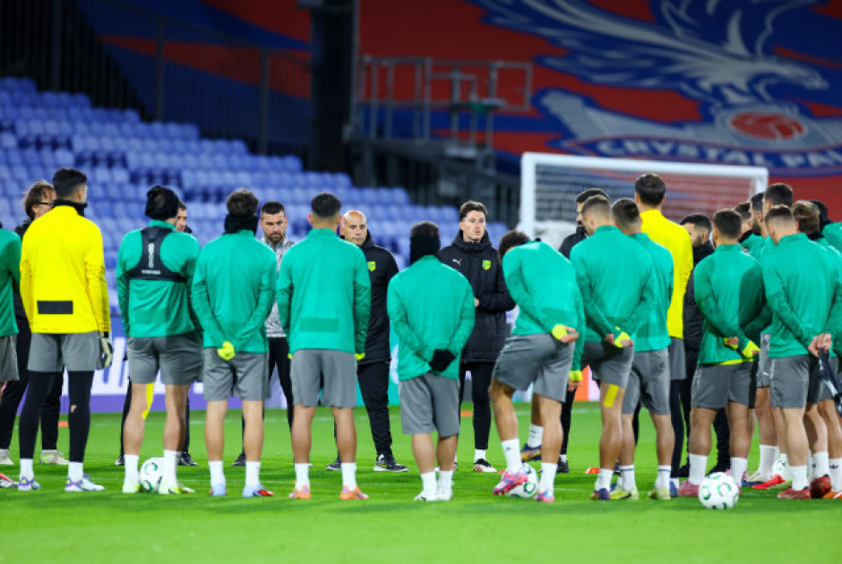 &Lambda;&omicron;&nu;&delta;ί&nu;&omicron; &sigma;&tau;&alpha; &kappa;&iota;&tau;&rho;&iota;&nu;&omicron;&pi;&rho;ά&sigma;&iota;&nu;&alpha;: &Kappa;&alpha;&rho;&alpha;&pi;&alpha;&tau;ά&kappa;&eta;&sigmaf; &kappa;&alpha;&iota; &epsilon;&kappa;&alpha;&tau;&omicron;&nu;&tau;ά&delta;&epsilon;&sigmaf; &phi;ί&lambda;&omicron;&iota; &tau;&eta;&sigmaf; &Alpha;&Epsilon;&Kappa; &sigma;&tau;&omicron; &pi;&lambda;&epsilon;&upsilon;&rho;ό &tau;&eta;&sigmaf; &omicron;&mu;ά&delta;&alpha;&sigmaf;