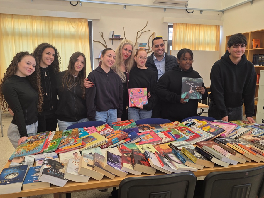 Δράση προσφοράς από μαθητές του Λυκείου Λιβαδιών προς τη Δημοτική Βιβλιοθήκη Λάρνακας