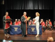 2.Ο Πρύτανης του Πανεπιστημίου Κύπρου διαβάζει το ψήφισμα αναγόρευσης της Πόπης Αβραάμ