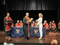 2.Ο Πρύτανης του Πανεπιστημίου Κύπρου διαβάζει το ψήφισμα αναγόρευσης της Πόπης Αβραάμ