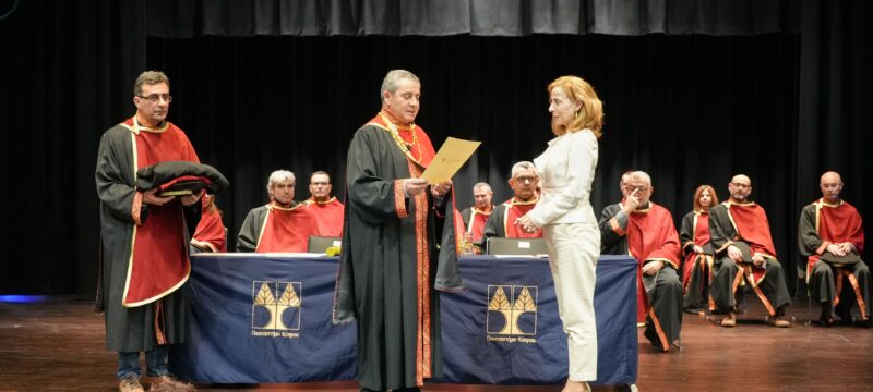 2.Ο Πρύτανης του Πανεπιστημίου Κύπρου διαβάζει το ψήφισμα αναγόρευσης της Πόπης Αβραάμ