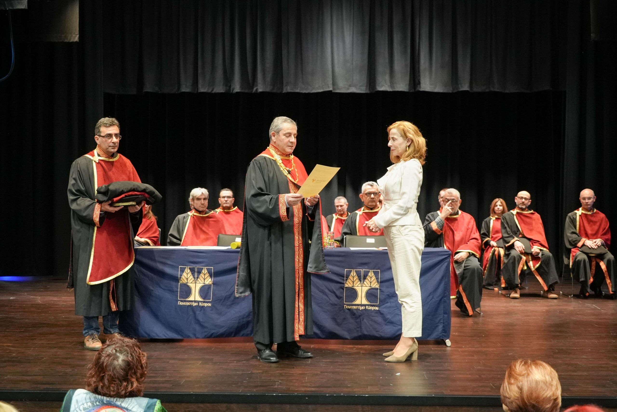 «Η σκηνή δεν είναι πασαρέλα» – Η Πόπη Αβραάμ Επίτιμη Διδάκτωρ του Πανεπιστημίου Κύπρου