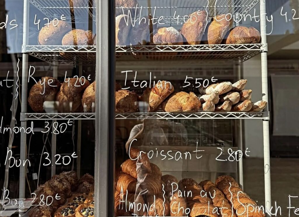Το νέο bakery στις Φοινικούδες που έγινε hotspot και θυμίζει Ευρώπη