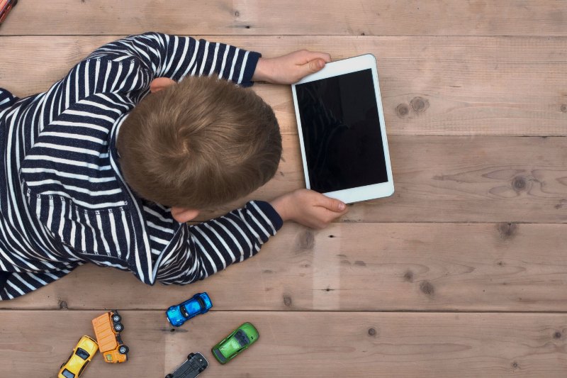 Δεν σηκώνουν κεφάλι από τις οθόνες τα παιδιά στην Κύπρο