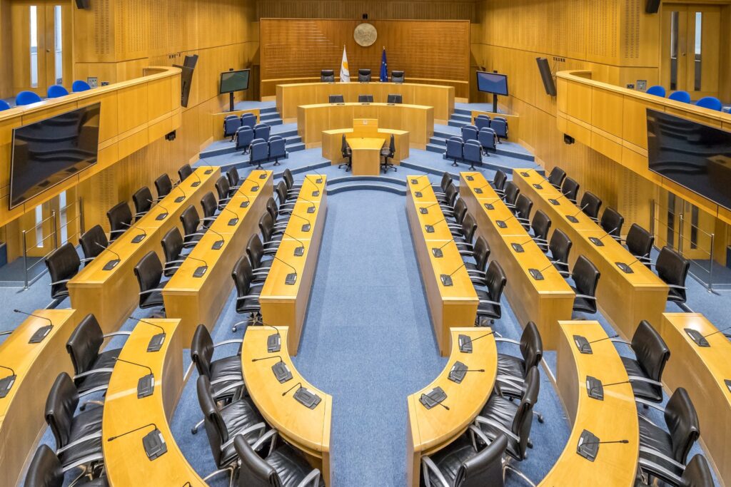 Ωφελήματα πρώην ΠτΔ και ΠτΒ: Τι αλλάζει για υπηρεσιακά οχήματα και γραμματείς