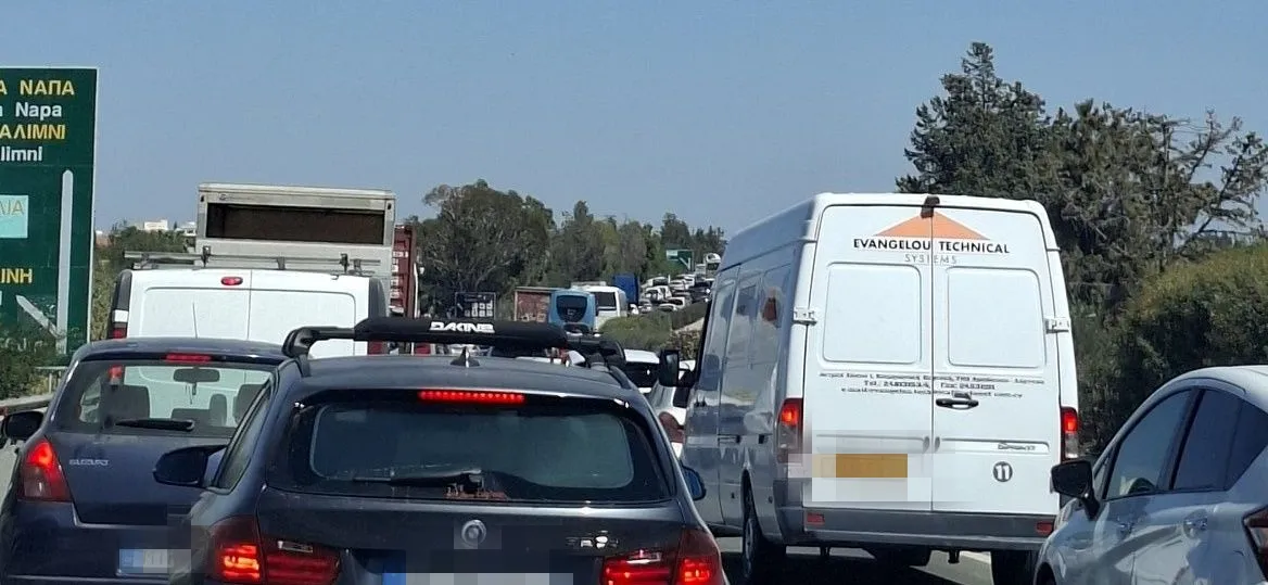 Τροχαίο παρά τον κυκλικό κόμβο Ριζοελιάς προκάλεσε κυκλοφοριακό κομφούζιο