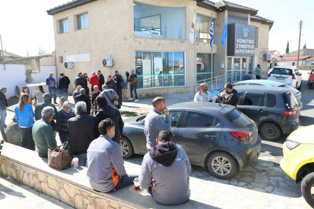 «Υποχρεωτική εκκένωση»: Το SMS που έστειλαν ΥΠΕΣ και Πολιτική Άμυνα στους κατοίκους Ακρωτηρίου