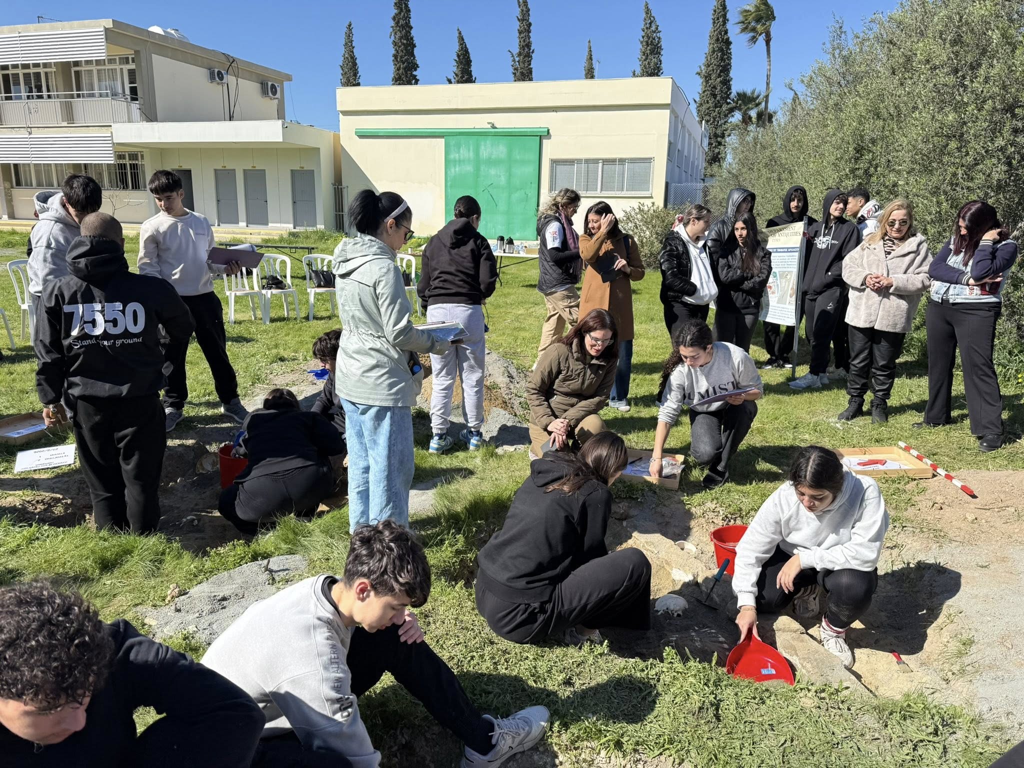 Οι μαθητές του Λυκείου Αγίου Γεωργίου Λάρνακας συμμετείχαν σε προσομοίωση αρχαιολογικής ανασκαφής  (φώτο)