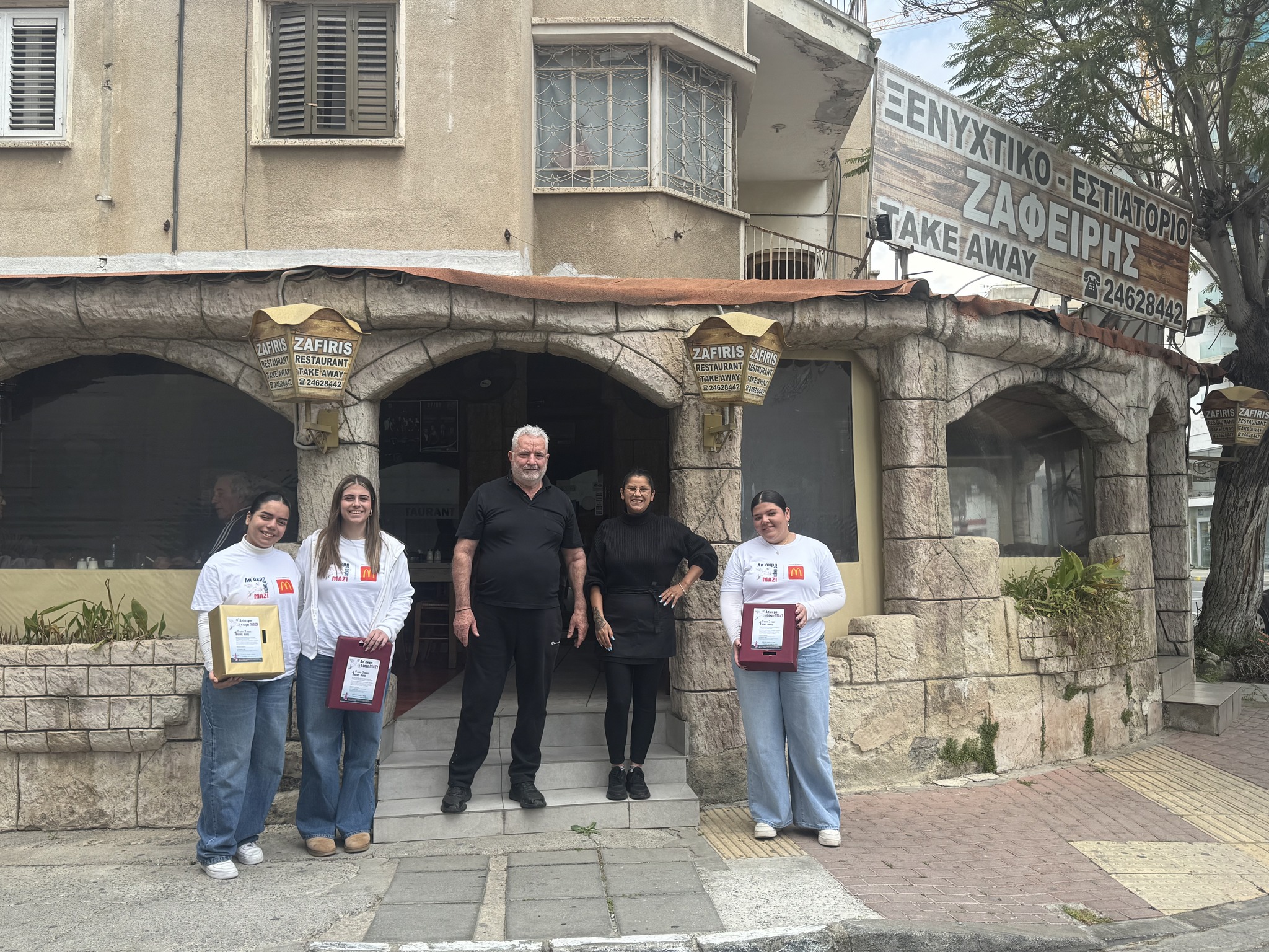 Mαθητές του Λυκείου Αραδίππου «Τάσος Μητσόπουλος», βγήκαν στους δρόμους, στο πλαίσιο της δράσης «Απ’ Άκρη σ’ Άκρη Μαζί»  (φώτο)