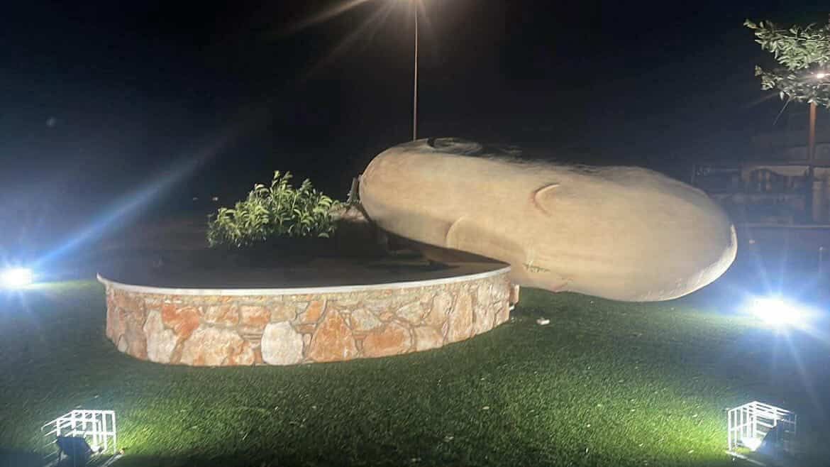 Έρμαιο των ισχυρών ανέμων η “Πατάτα Ξυλοφάγου”, έπεσε το πολυφωτογραφημένο αξιοθέατο  (βίντεο )