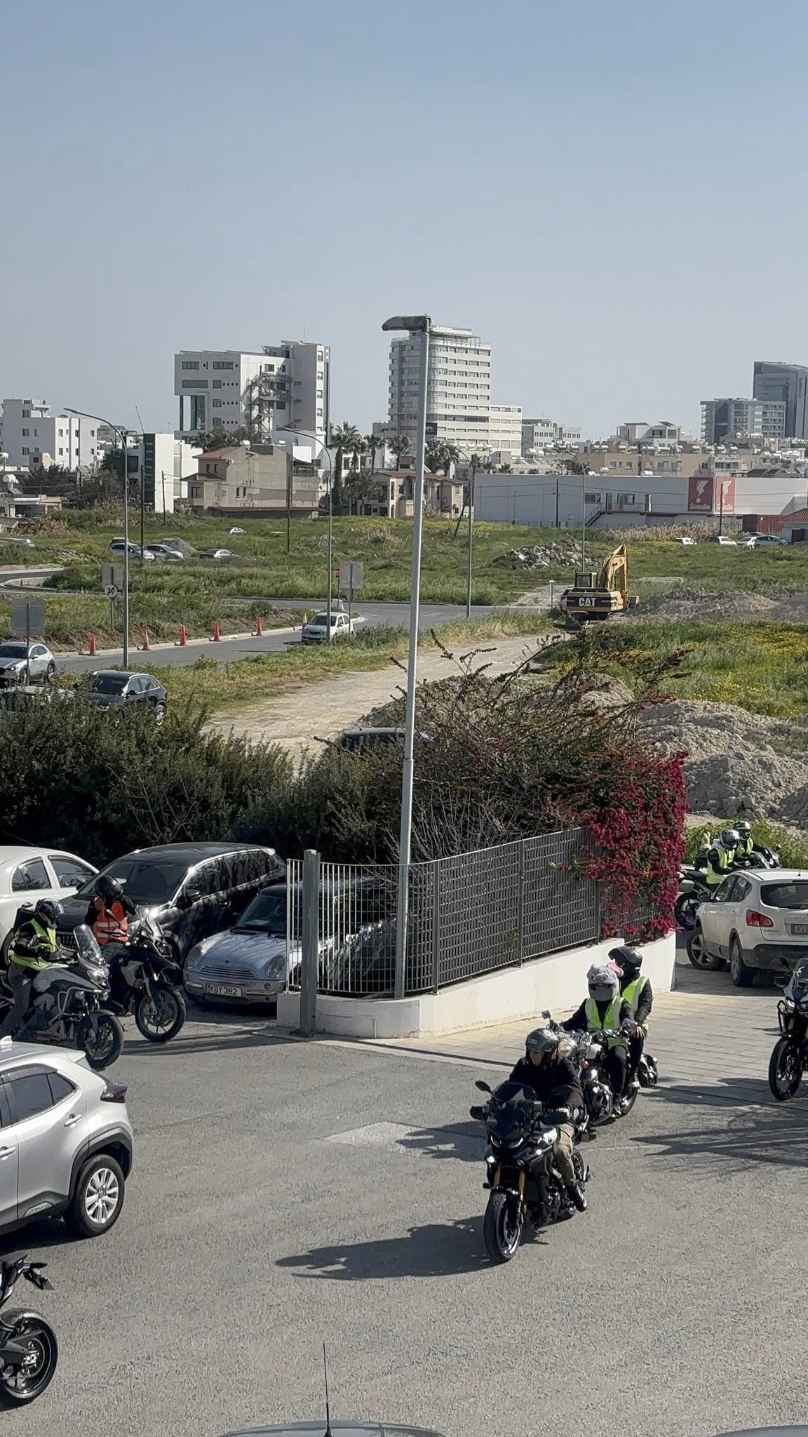 Η ομάδα των μοτοσικλετιστών στο πλαίσιο της 26ης Διαδρομής Αγάπης στο Γυμνάσιο Πετράκη Κυπριανού στη Λάρνακα (φώτο)