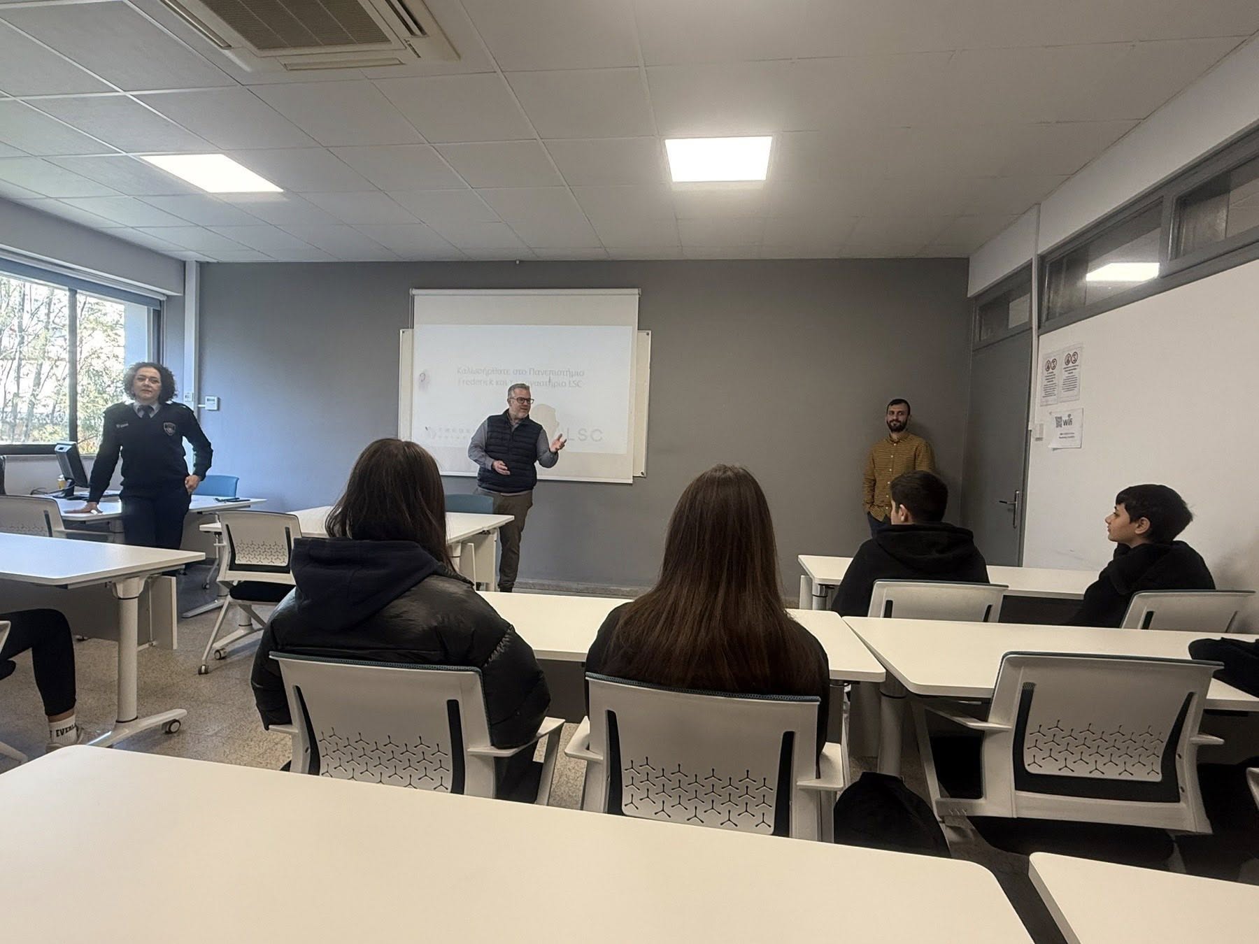 Ομάδα μαθητών από τις Γ’ τάξεις του Γυμνασίου Πετράκη Κυπριανού Λάρνακας, στο Πανεπιστήμιο Frederick στο βιωματικό εργαστήριο μαζί με την Αστυνομία Κύπρου ( Τμήμα Τροχαίας) όπου οδήγησαν προσομοιωτή  (φώτο)