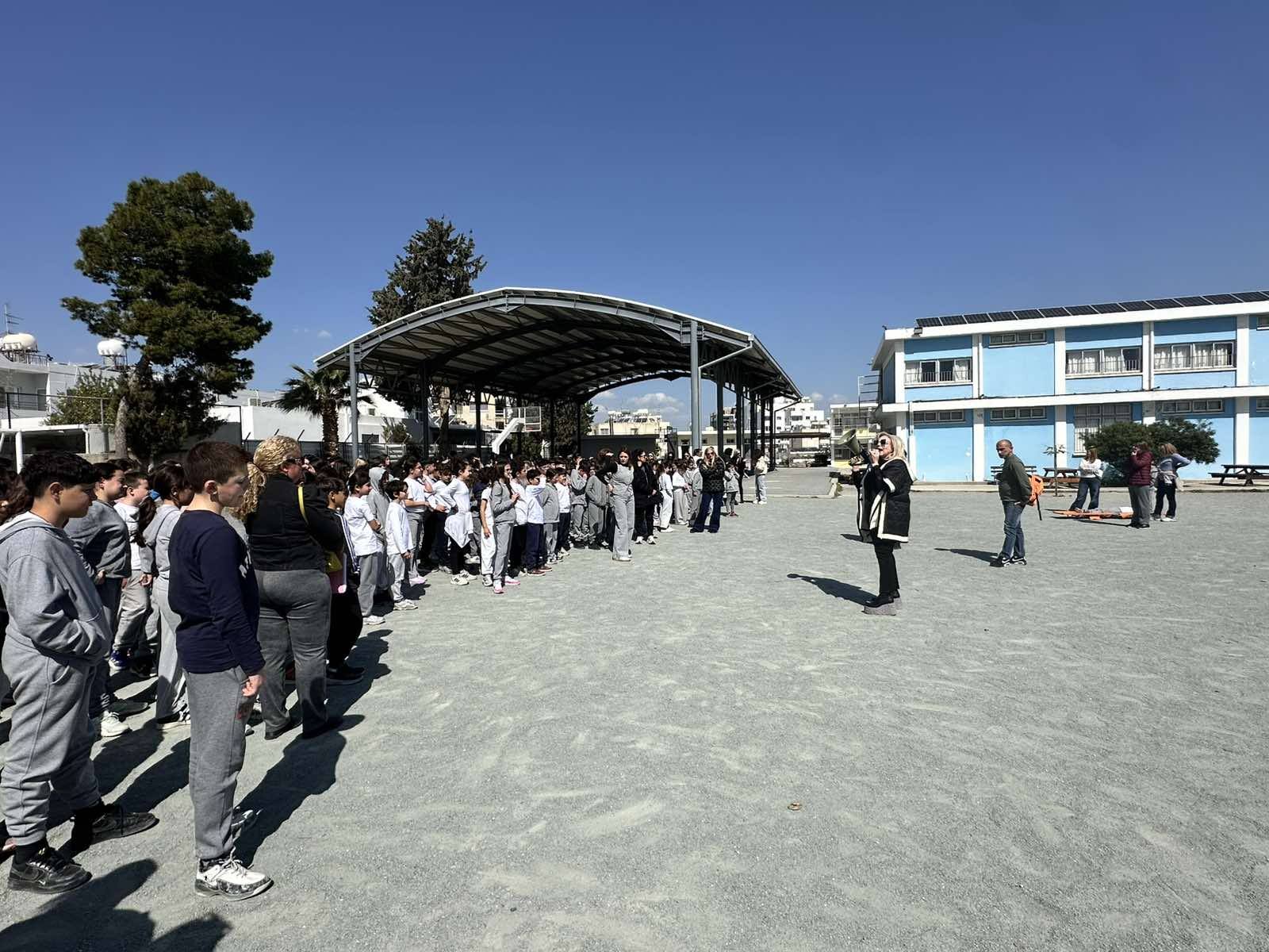 Επιτεύχθηκε με επιτυχία η άσκηση πυρκαγιάς στο Δημοτικό Σχολείο Δροσιάς (ΚΒ) «Μιχαλάκης Παρίδης» στη Λάρνακα  (φώτο)