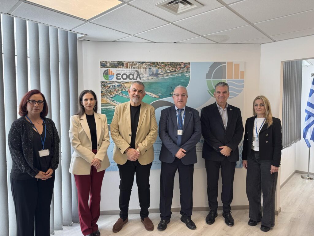 Ο ΕΟΑ Λάρνακας ενισχύει έμπρακτα την εξυπηρέτηση των πολιτών μέσα από νέα συνεργασία με τα Κυπριακά Ταχυδρομεία  (φώτο)