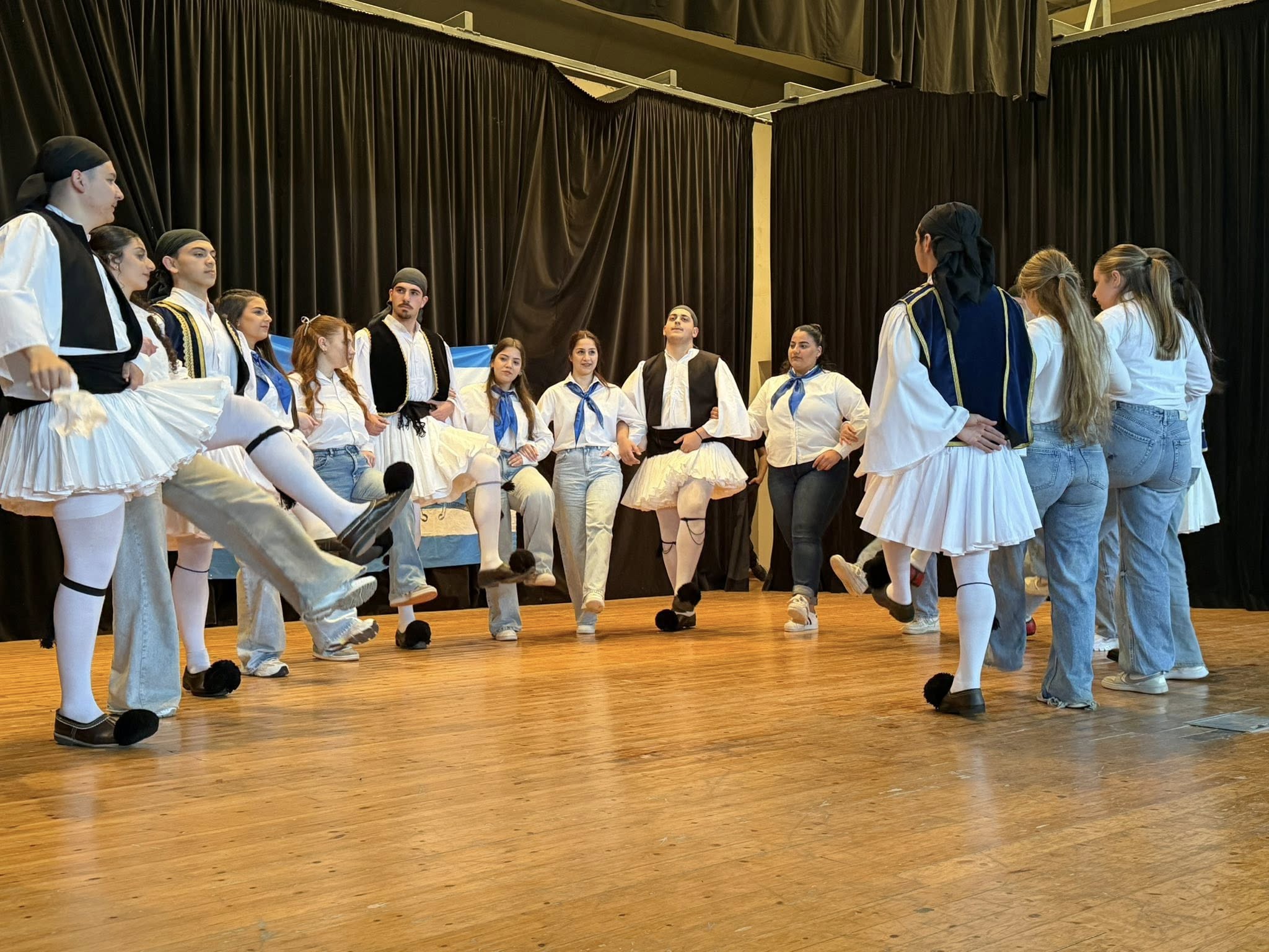 «Με συγκίνηση και περηφάνια το Λύκειο Λιβαδιών γιόρτασε την επέτειο του 1821»  (φώτο)