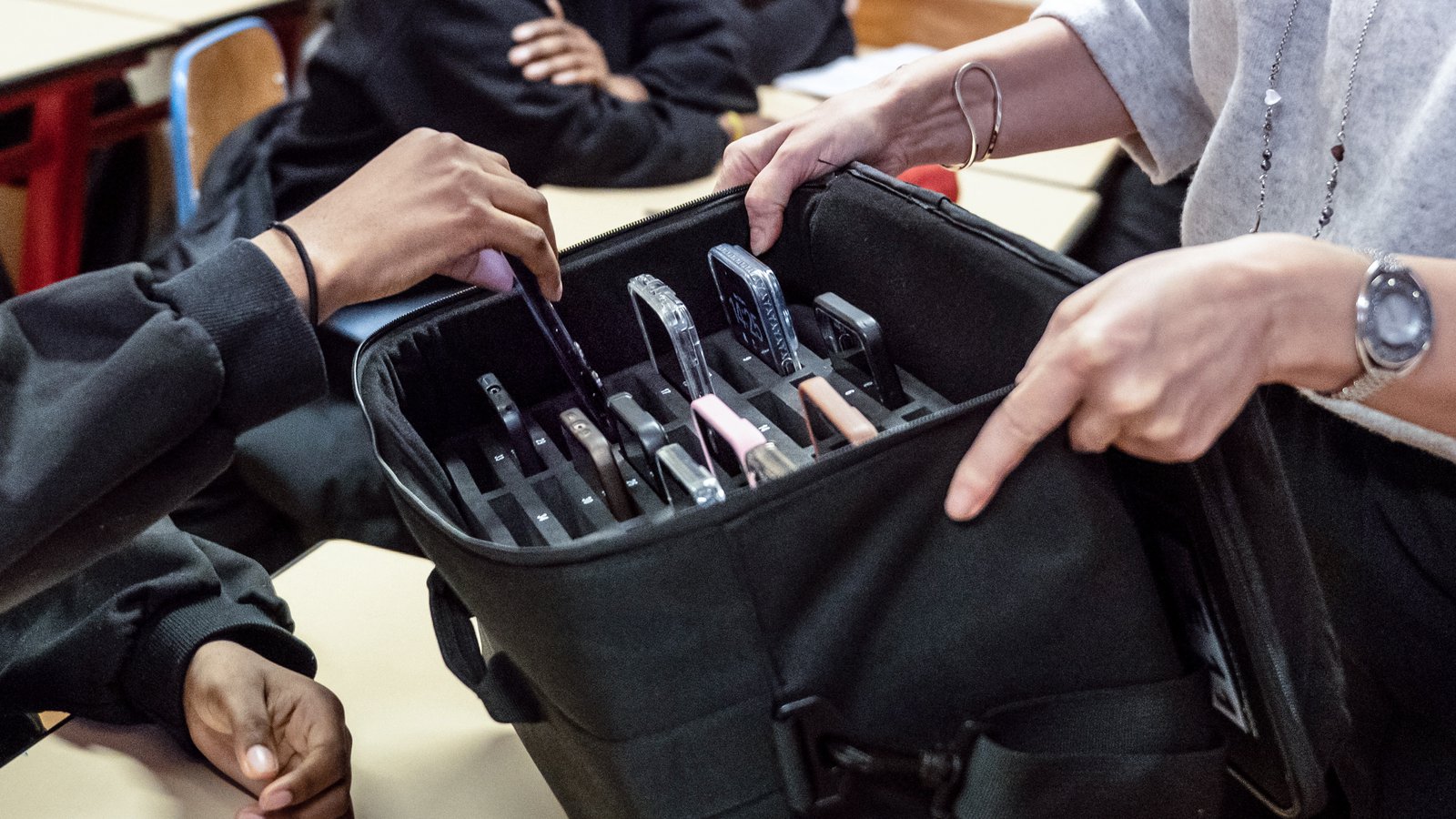 Σχεδόν 6 στις 10 χώρες παγκοσμίως απαγορεύουν τη χρήση κινητών στα σχολεία